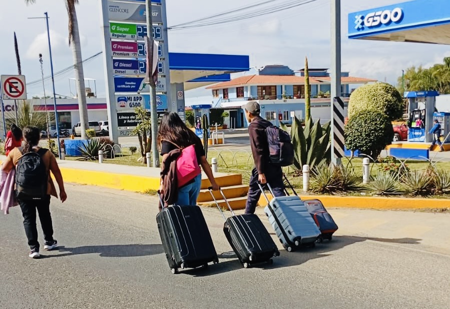 Oaxaca sitiada: bloqueos de maestros de la CNTE paralizan accesos, carreteras, aeropuerto y plazas en paro nacional Oaxaca sitiada: bloqueos de maestros de la CNTE paralizan accesos, carreteras, aeropuerto y plazas en paro nacional