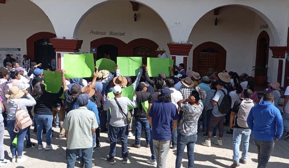Agentes comunitarios de Telixtlahuaca toman palacio municipal por abusos e incumplimiento de obras por parte del Cabildo Agentes comunitarios de Telixtlahuaca toman palacio municipal por abusos e incumplimiento de obras por parte del Cabildo