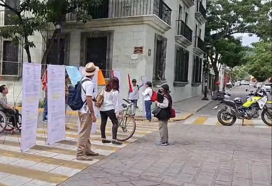Víctimas de 2006-2007 toman juzgados federales en Oaxaca para exigir amparos incumplidos Víctimas de 2006-2007 toman juzgados federales en Oaxaca para exigir amparos incumplidos