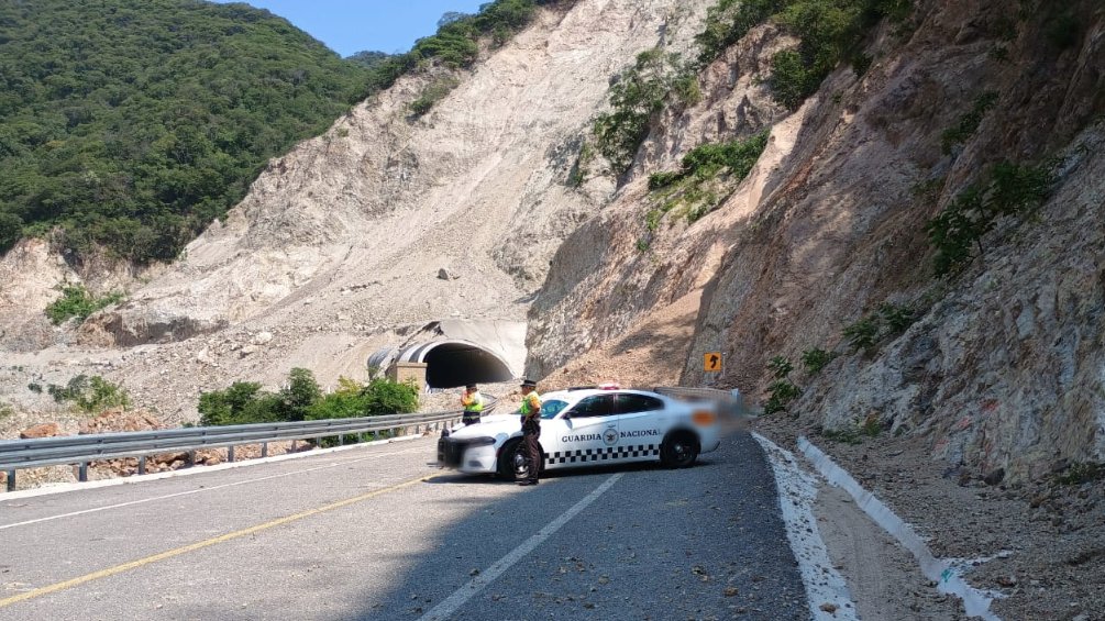 La supercarretera Mitla Tehuantepec, símbolo del abandono federal tras el derrumbe del túnel “El Tornillo” La supercarretera Mitla Tehuantepec, símbolo del abandono federal tras el derrumbe del túnel “El Tornillo”