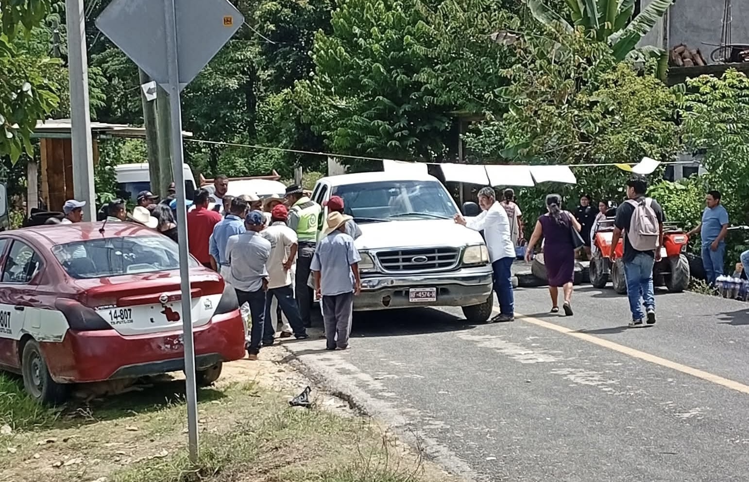 Bloqueo en San Pedro Amuzgos, en la Mixteca baja de #Oaxaca; habitantes protestan por corrupción y exigen atención del gobierno estatal Bloqueo en San Pedro Amuzgos, en la Mixteca baja de #Oaxaca; habitantes protestan por corrupción y exigen atención del gobierno estatal