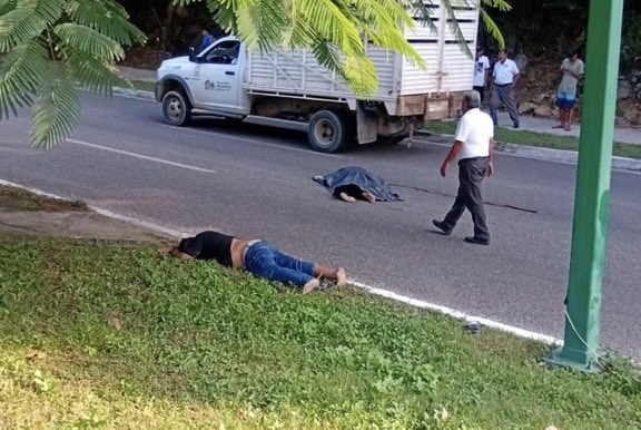 Mueren dos hombres en el bulevard Chahué de Huatulco al derrapar la moto en que viajaban; no llevaban cascos Mueren dos hombres en el bulevard Chahué de Huatulco al derrapar la moto en que viajaban; no llevaban cascos