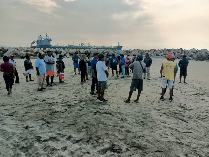Derrame de hidrocarburos en Salinas del Marqués afecta pesca y ecosistema; pescadores denuncian negligencia de Pemex Derrame de hidrocarburos en Salinas del Marqués afecta pesca y ecosistema; pescadores denuncian negligencia de Pemex