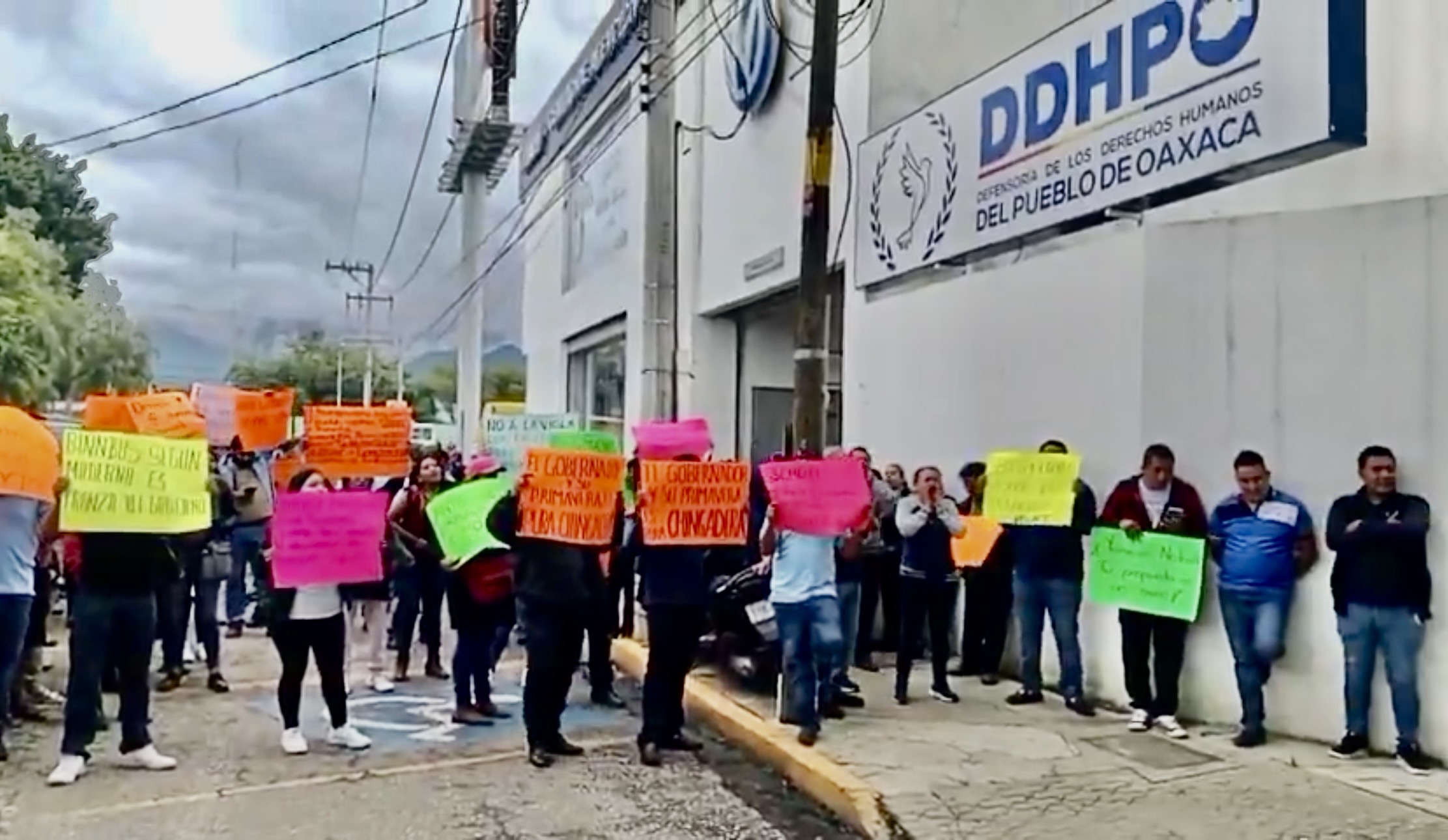 #Oaxaca: concesionarios paran contra BinniBus; acusan a Jara de desplazarlos para beneficiar a empresa privada #Oaxaca: concesionarios paran contra BinniBus; acusan a Jara de desplazarlos para beneficiar a empresa privada