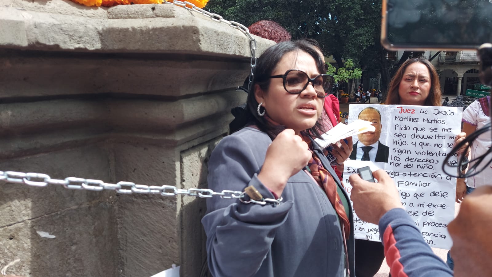 Pedagoga se encadena en Zocalo de #Oaxaca para exigir custodia de su hijo autista; denuncia negligencia y violencia Pedagoga se encadena en Zocalo de #Oaxaca para exigir custodia de su hijo autista; denuncia negligencia y violencia