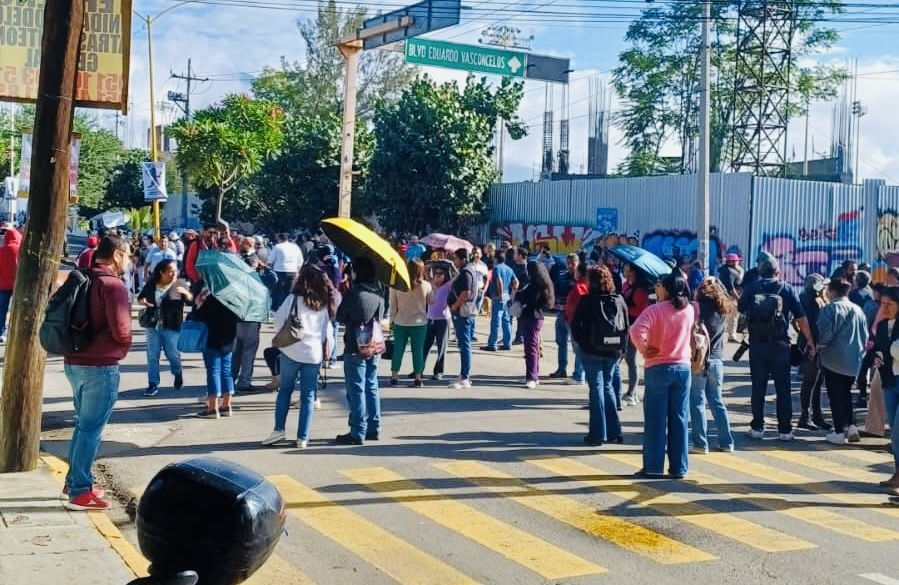 Vecinos de América Sur y padres de familia bloquean estadio Vasconcelos de #Oaxaca capital por cierre de calles aledañas