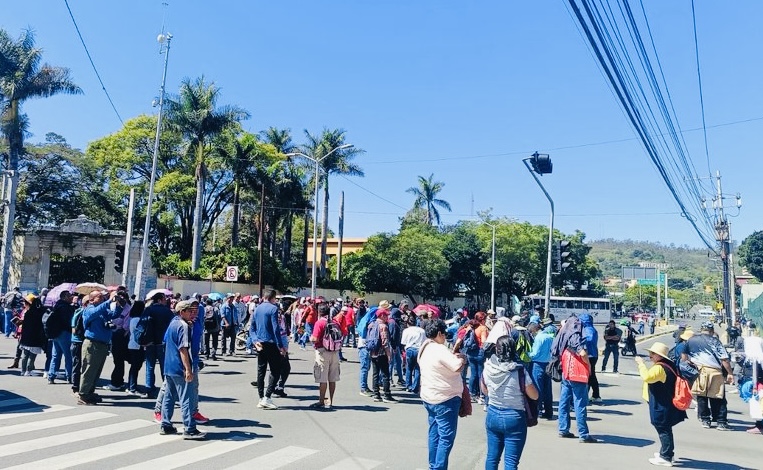 Maestros de la Sección 22 bloquean Fonapas, Nezahualcóyotl y ADO: exigen pago de 10 mil horas adeudadas