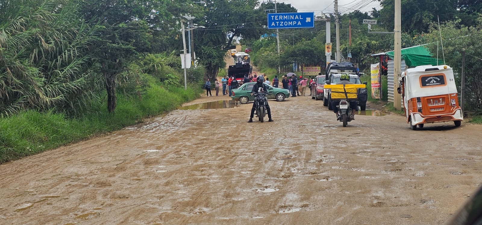Por segundo día consecutivo, vecinos de Atzompa bloquean carretera exigiendo pavimentación urgente ante deplorables condiciones viales