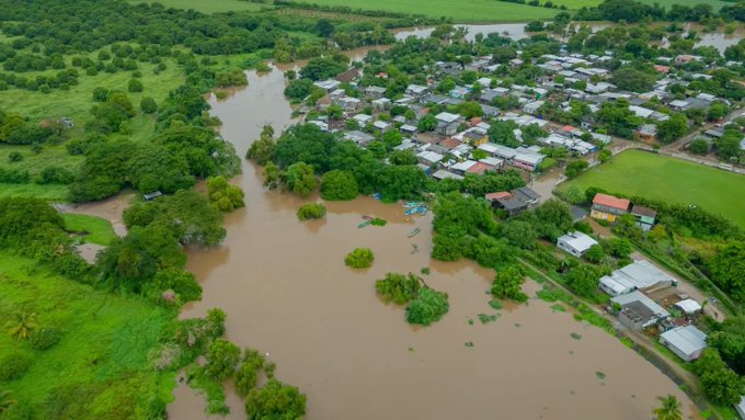 Las lluvias intensas de las últimas horas provocan desbordamientos de ríos y arroyos que anegan zonas bajas de varios municipios del Istmo, Cuenca y Costa
