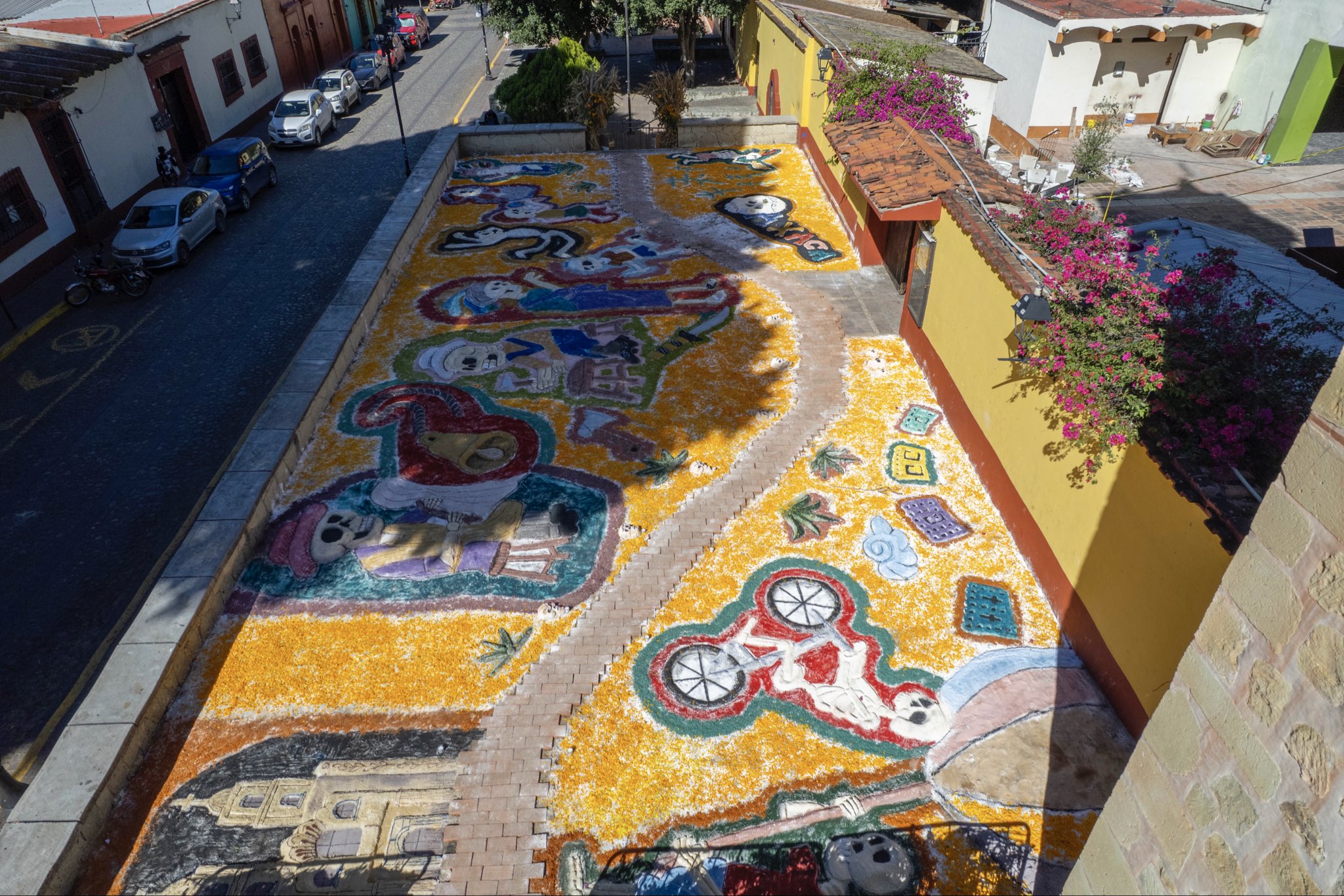Tapete monumental en el Barrio de Jalatlaco transforma río antiguo en camino para Día de Muertos, en #Oaxaca Tapete monumental en el Barrio de Jalatlaco transforma río antiguo en camino para Día de Muertos, en #Oaxaca