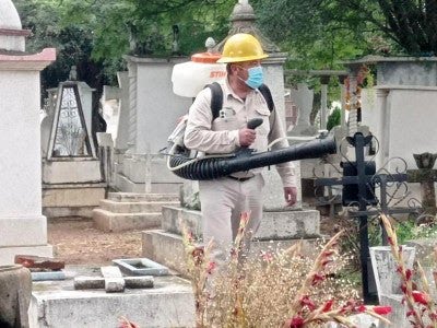 Secretaría de Salud de #Oaxaca fumiga panteones de la Capital para prevenir dengue en Día de Muertos Secretaría de Salud de #Oaxaca fumiga panteones de la Capital para prevenir dengue en Día de Muertos