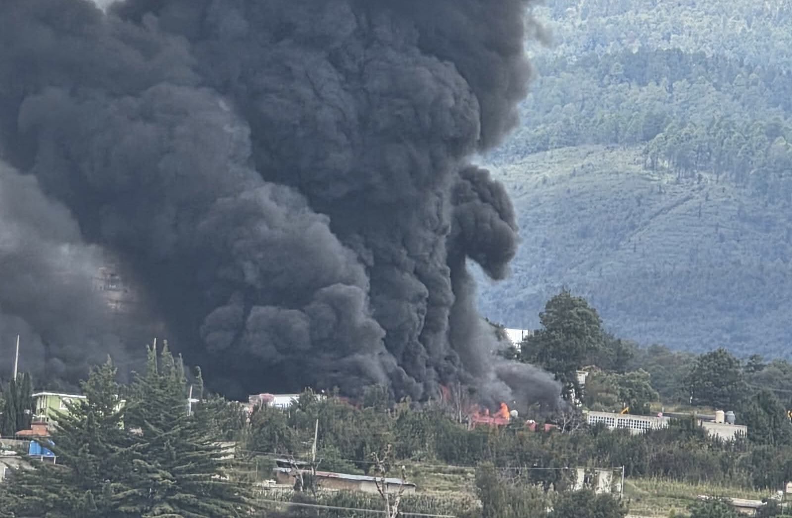Pipa cargada de combustible explota tras volcadura en autopista México-Puebla; cierran vialidad en Santa Rita Pipa cargada de combustible explota tras volcadura en autopista México-Puebla; cierran vialidad en Santa Rita