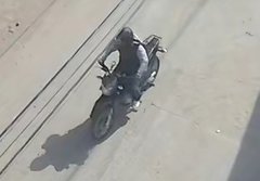 Asalto millonario en Centro Histórico de Oaxaca: sujeto en motocicleta despoja a empleados de empresa bajo amenaza armada Asalto millonario en Centro Histórico de Oaxaca: sujeto en motocicleta despoja a empleados de empresa bajo amenaza armada