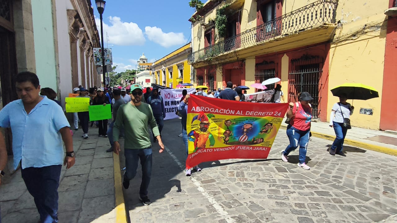 Vecinos de Tlacolula, #Oaxaca, denuncian invasión de predio por la Sebien para construir cancha; exigen detener obras Vecinos de Tlacolula, #Oaxaca, denuncian invasión de predio por la Sebien para construir cancha; exigen detener obras