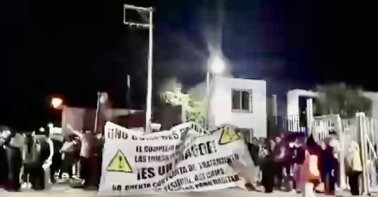 Vecinos de Santa María Atzompa, #Oaxaca, bloquean calle y exigen pavimentación de carretera olvidada desde hace 15 años
