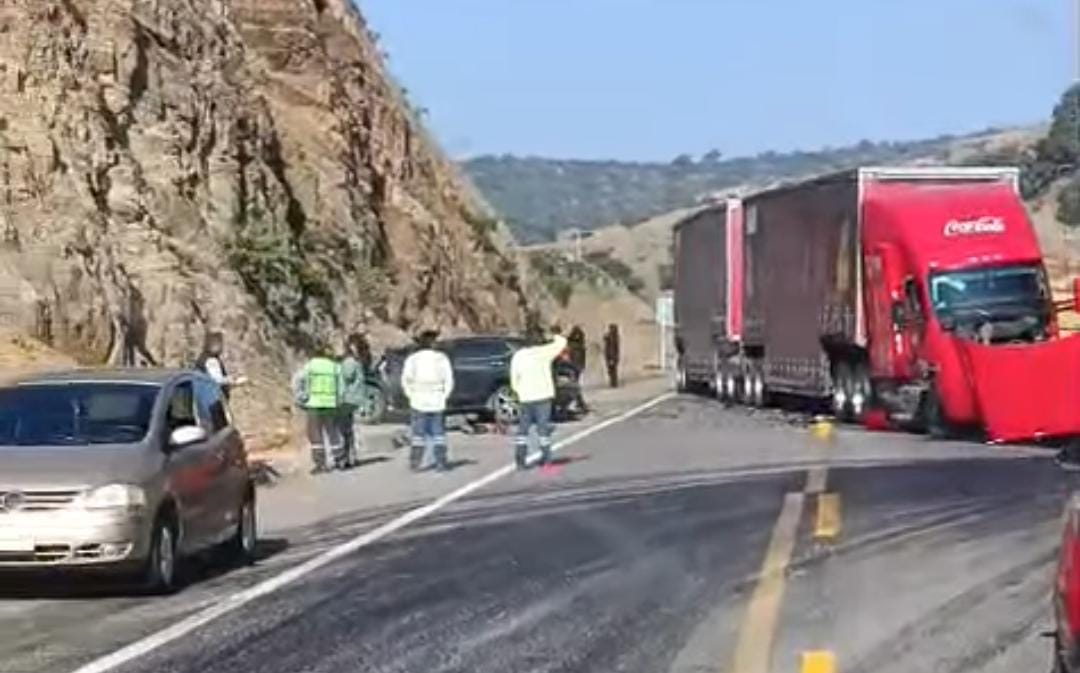 Tragedia en supercarretera Oaxaca-Cuacnopalan: mueren dos personas al chocar camioneta contra tráiler de Coca-Cola Tragedia en supercarretera Oaxaca-Cuacnopalan: mueren dos personas al chocar camioneta contra tráiler de Coca-Cola