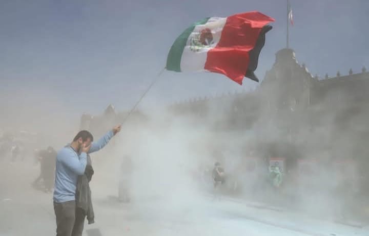 Juventud quieta, país en llamas: la marcha estoica de la Generación Z frente a Palacio Nacional Juventud quieta, país en llamas: la marcha estoica de la Generación Z frente a Palacio Nacional