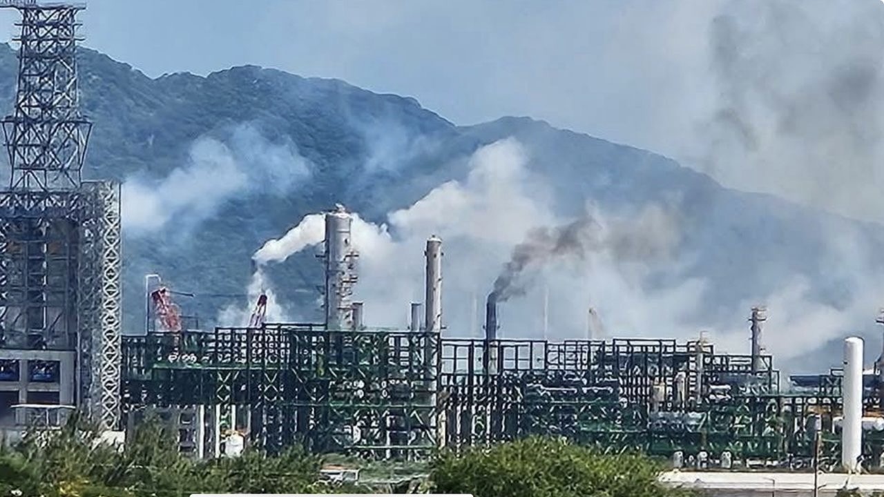 Columna de humo en refinería de Salina Cruz fue solo anomalía operativa sin riesgo: Gerencia Columna de humo en refinería de Salina Cruz fue solo anomalía operativa sin riesgo: Gerencia