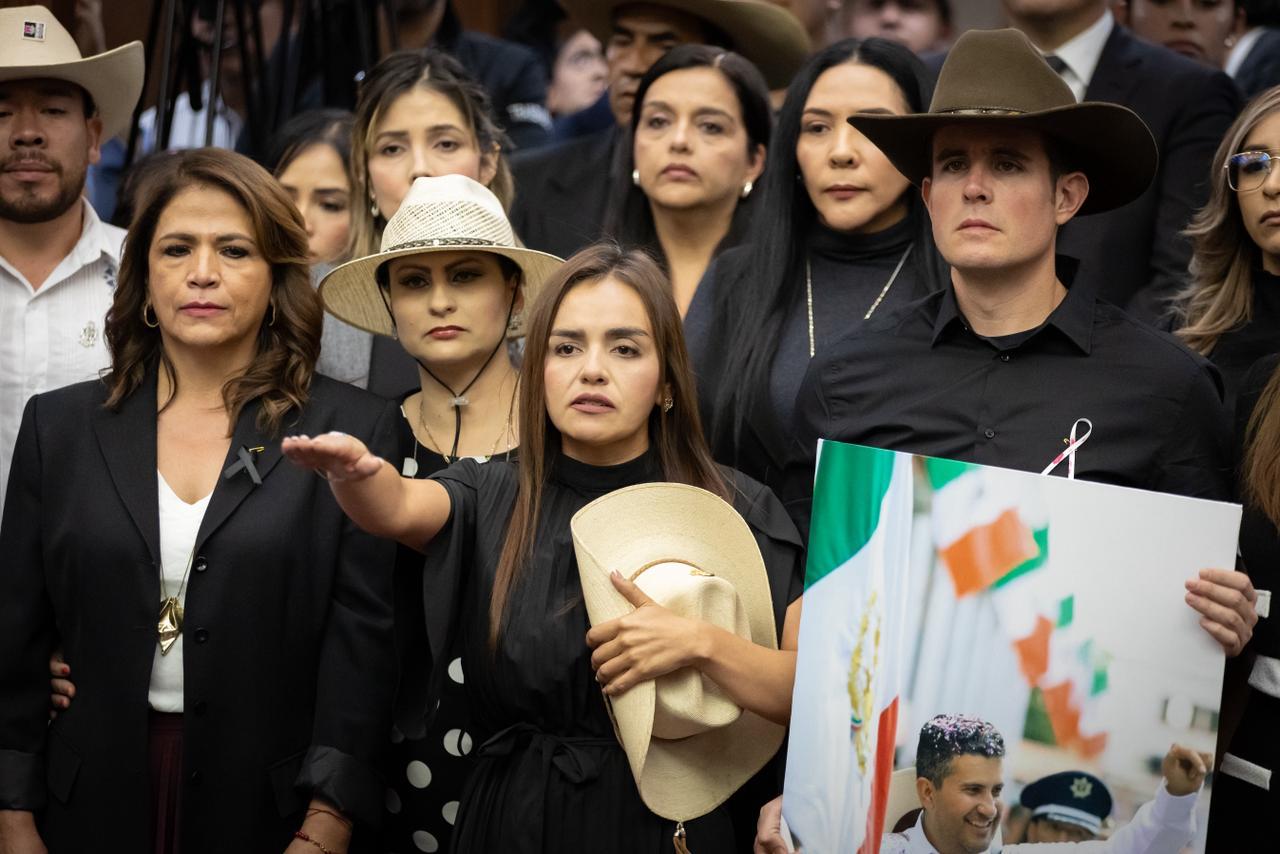 Viuda del alcalde Carlos Manzo, asesinado la víspera, asume como alcaldesa sustituta en Uruapan, Michoacán Viuda del alcalde Carlos Manzo, asesinado la víspera, asume como alcaldesa sustituta en Uruapan, Michoacán