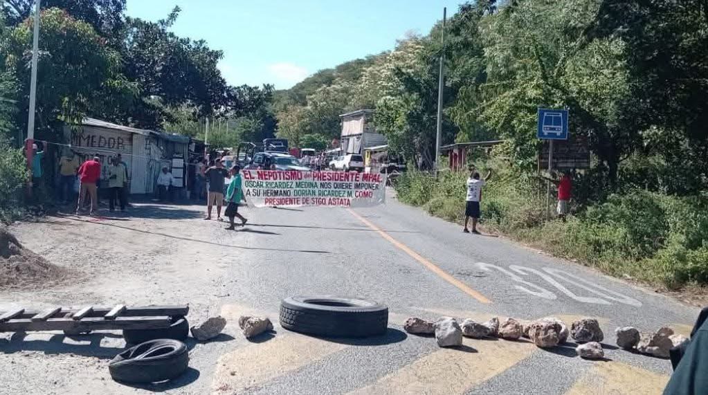 #Oaxaca: Guardia Nacional reporta dos bloqueos carreteros; uno en Astata y otro en Estación Ubero #Oaxaca: Guardia Nacional reporta dos bloqueos carreteros; uno en Astata y otro en Estación Ubero