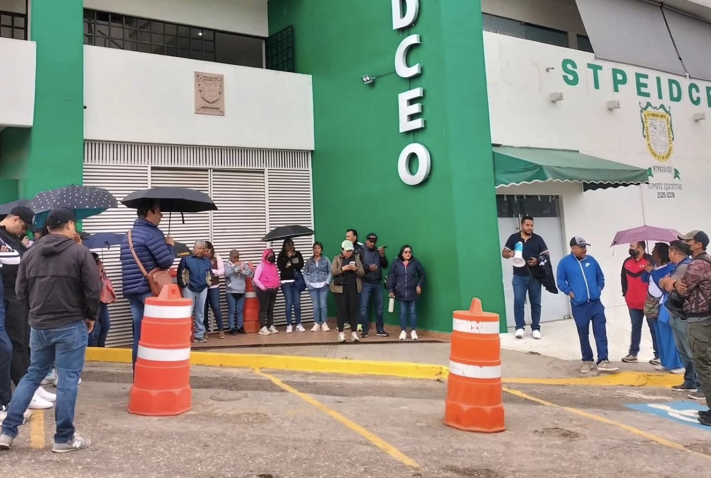 Trabajadores disidentes del Sindicato de Burócratas de #Oaxaca toman edificio sindical; rechazan doble tributación