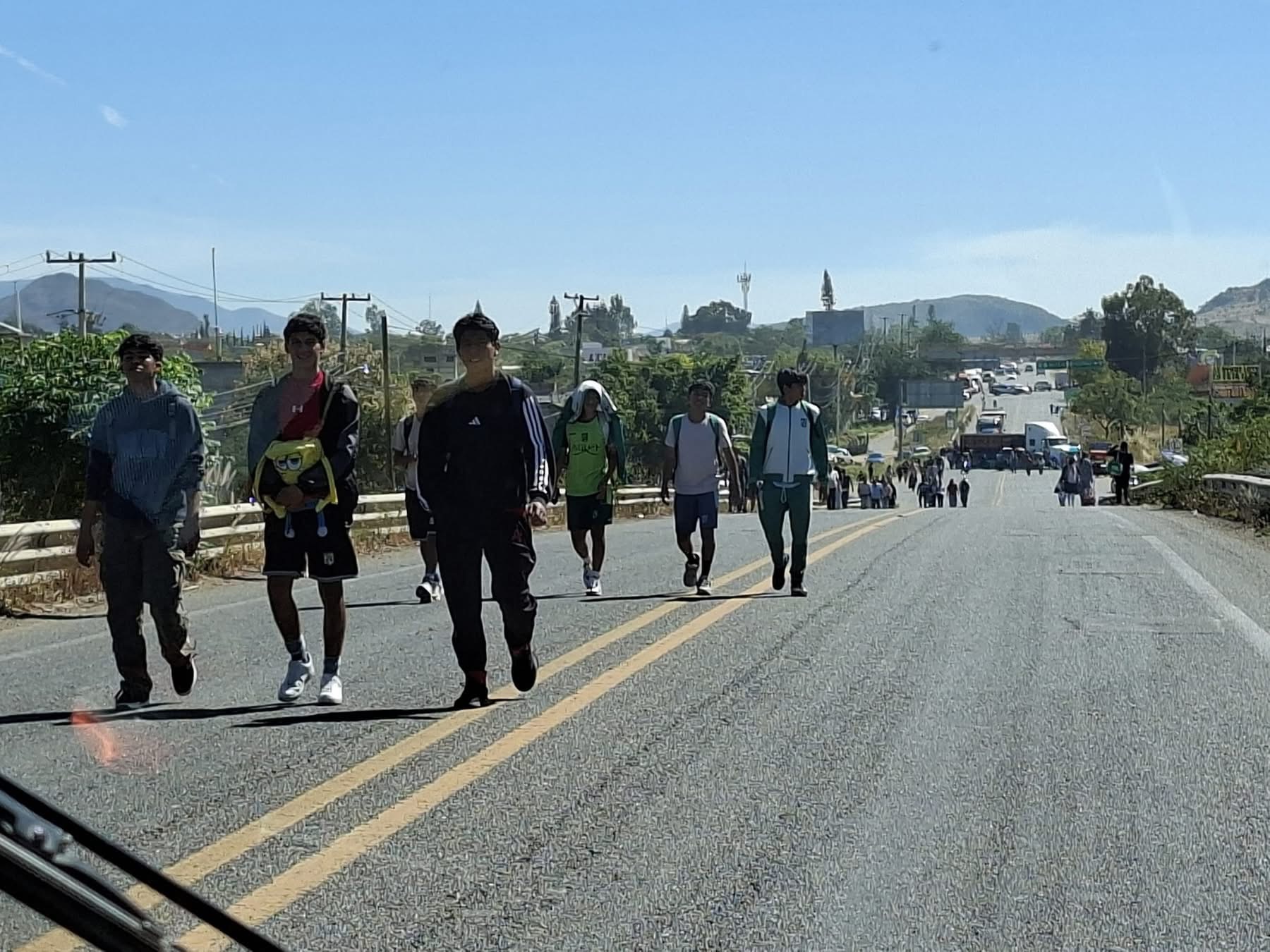 Reportan 15 bloqueos en Oaxaca de la Sección 22 en apoyo al plantón y movilizaciones en la CDMX Reportan 15 bloqueos en Oaxaca de la Sección 22 en apoyo al plantón y movilizaciones en la CDMX