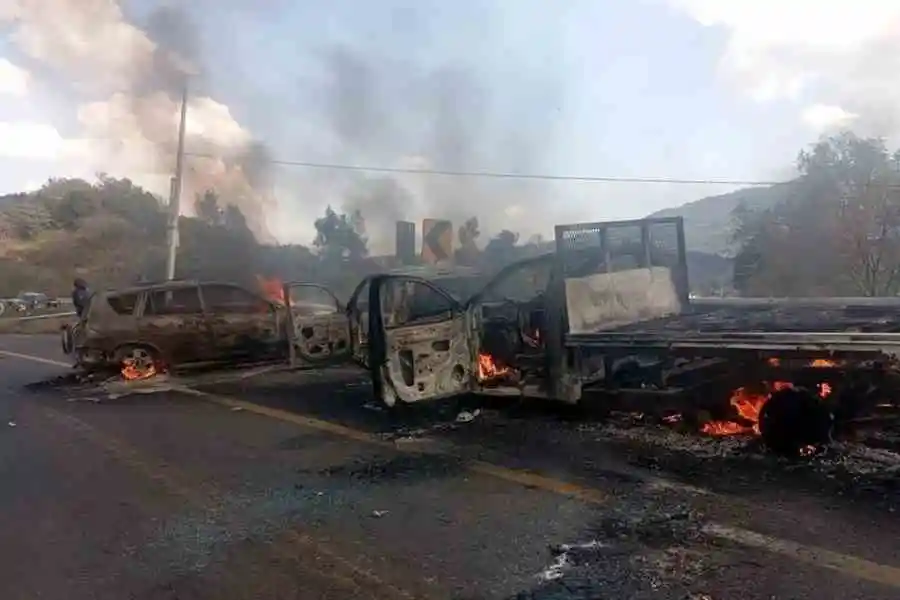 Narcobloqueos en Michoacán por el CJNG; incendian vehículos y bloquean carreteras en 16 municipios Narcobloqueos en Michoacán por el CJNG; incendian vehículos y bloquean carreteras en 16 municipios