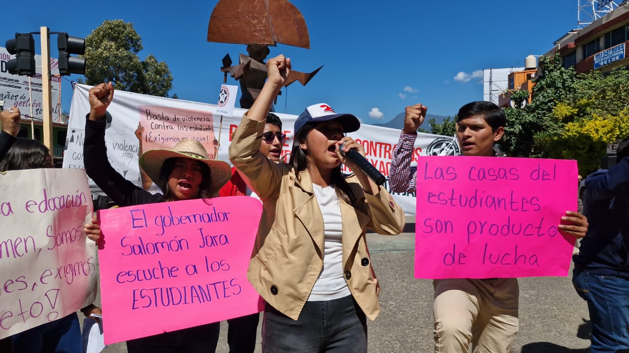 #Oaxaca: Protesta el FNERRR en el distribuidor de Cinco Señores; exige restitución de espacios para estudiantes #Oaxaca: Protesta el FNERRR en el distribuidor de Cinco Señores; exige restitución de espacios para estudiantes