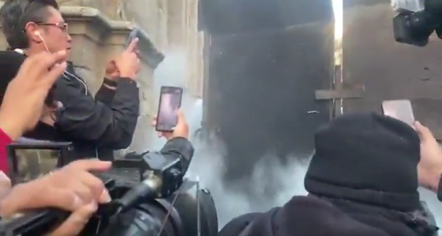 Policía de CDMX repele con gas lacrimógeno y polvo de extintores a maestros de la CNTE frente a Palacio Nacional Policía de CDMX repele con gas lacrimógeno y polvo de extintores a maestros de la CNTE frente a Palacio Nacional