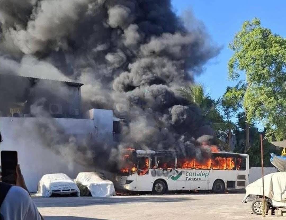 Estudiantes del Conalep 51 de Villahermosa, Tabasco, queman autobús tras quedar fuera de Becas Benito Juárez