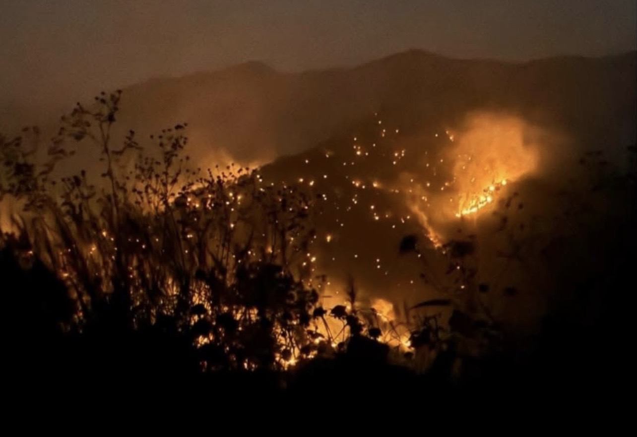 Incendio forestal en Santa María Zaniza, en la Sierra Sur de Oaxaca; lo atacan Conafor y comuneros