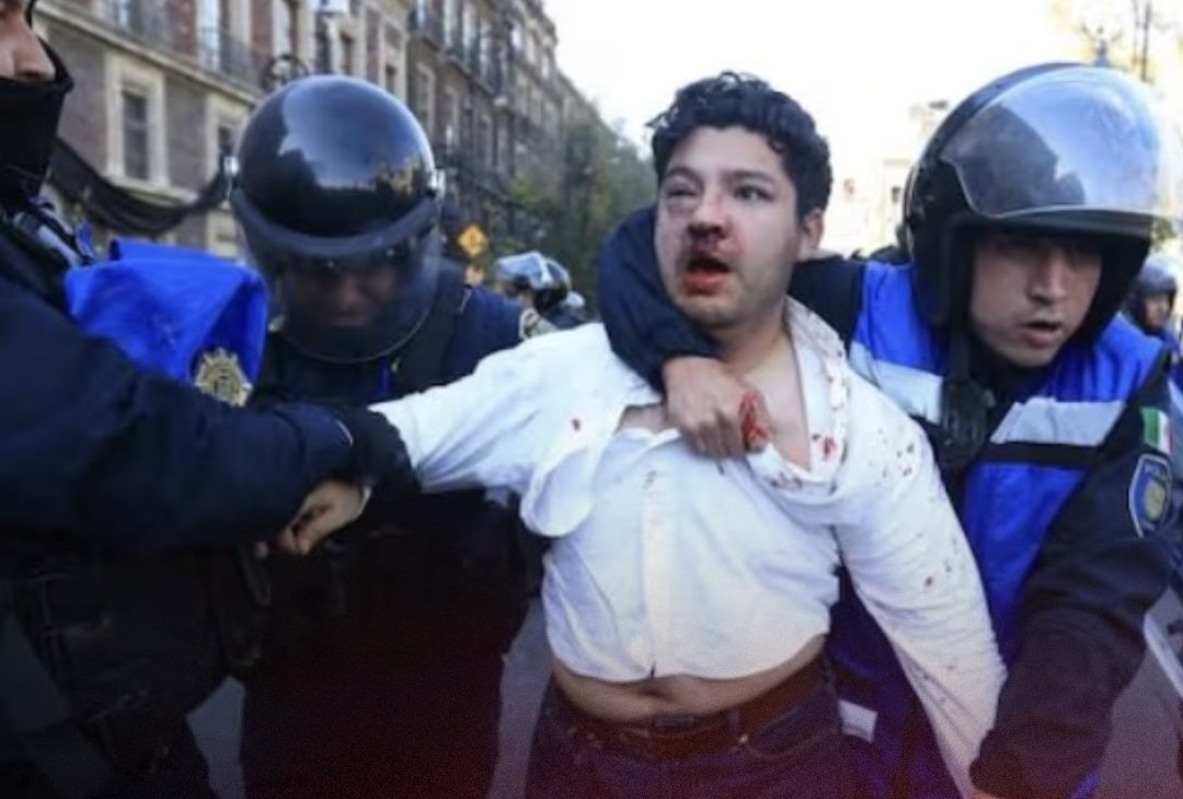 Redes sociales acusan a Sheinbaum de un “68 light” por represión a jóvenes de Gen Z en el Zócalo de la CDMX Redes sociales acusan a Sheinbaum de un “68 light” por represión a jóvenes de Gen Z en el Zócalo de la CDMX