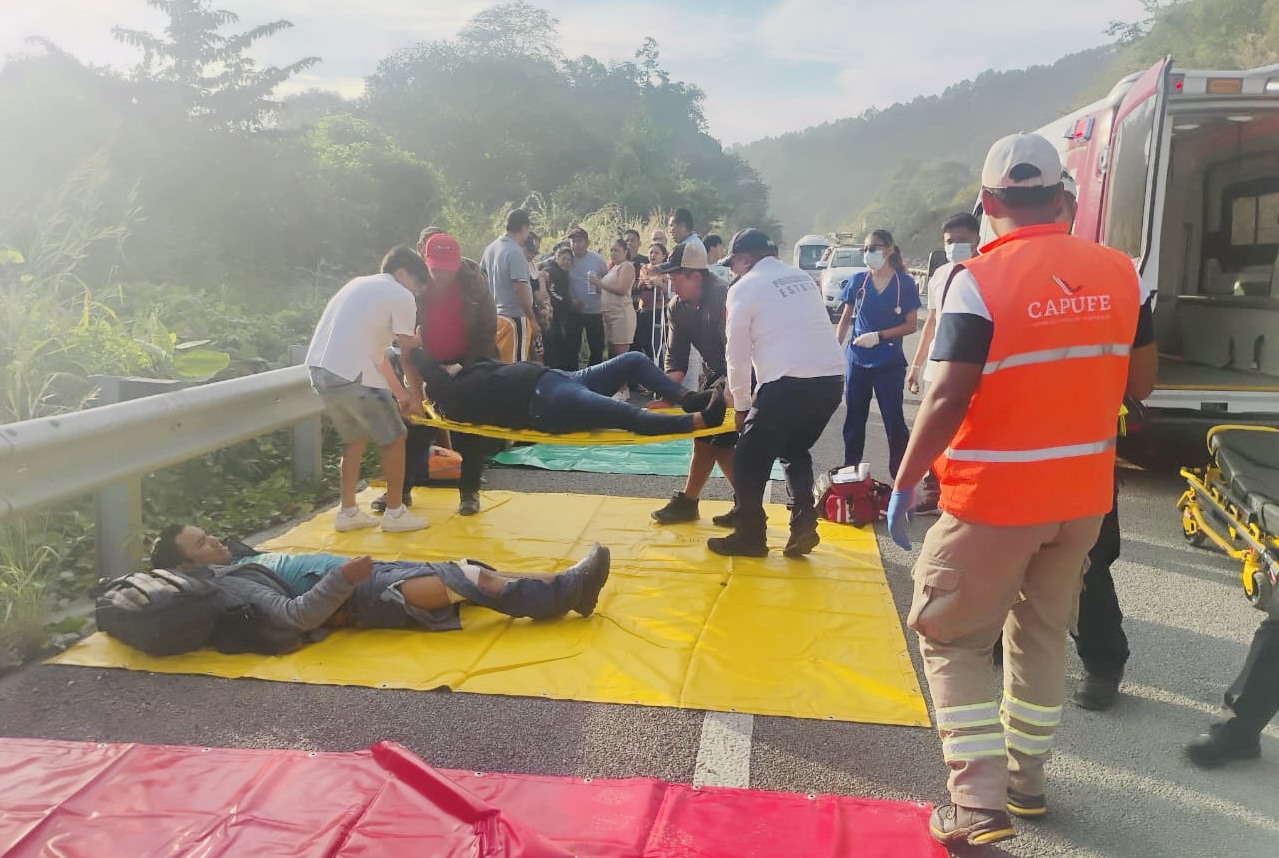 ACTUALIZACIÓN: Autobús ADO chocó con tráiler en la supercarretera a Puerto Escondido: 3 muertos, 10 heridos ACTUALIZACIÓN: Autobús ADO chocó con tráiler en la supercarretera a Puerto Escondido: 3 muertos, 10 heridos