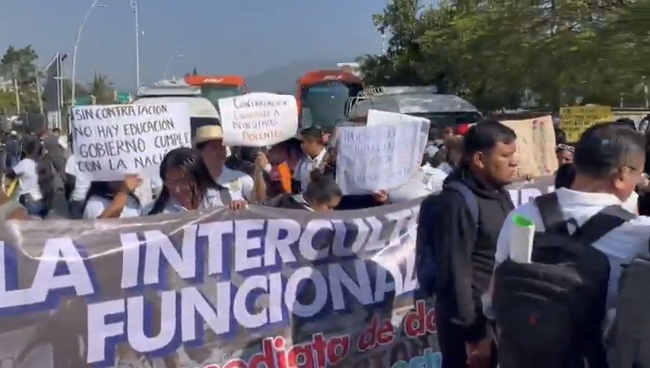 Catedráticos y alumnos de la Universidad Intercultural del Pueblo marchan en Oaxaca capital por pagos y regularización