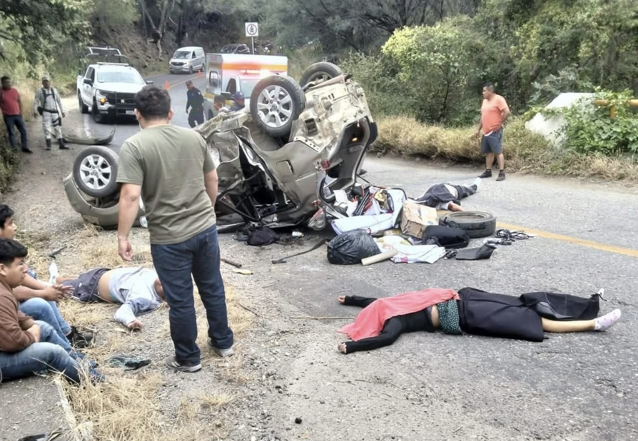Vuelca auto en la carretera 135, cerca de Cuicatlán, #Oaxaca; autoridades reporan dos personas fallecidas Vuelca auto en la carretera 135, cerca de Cuicatlán, #Oaxaca; autoridades reporan dos personas fallecidas