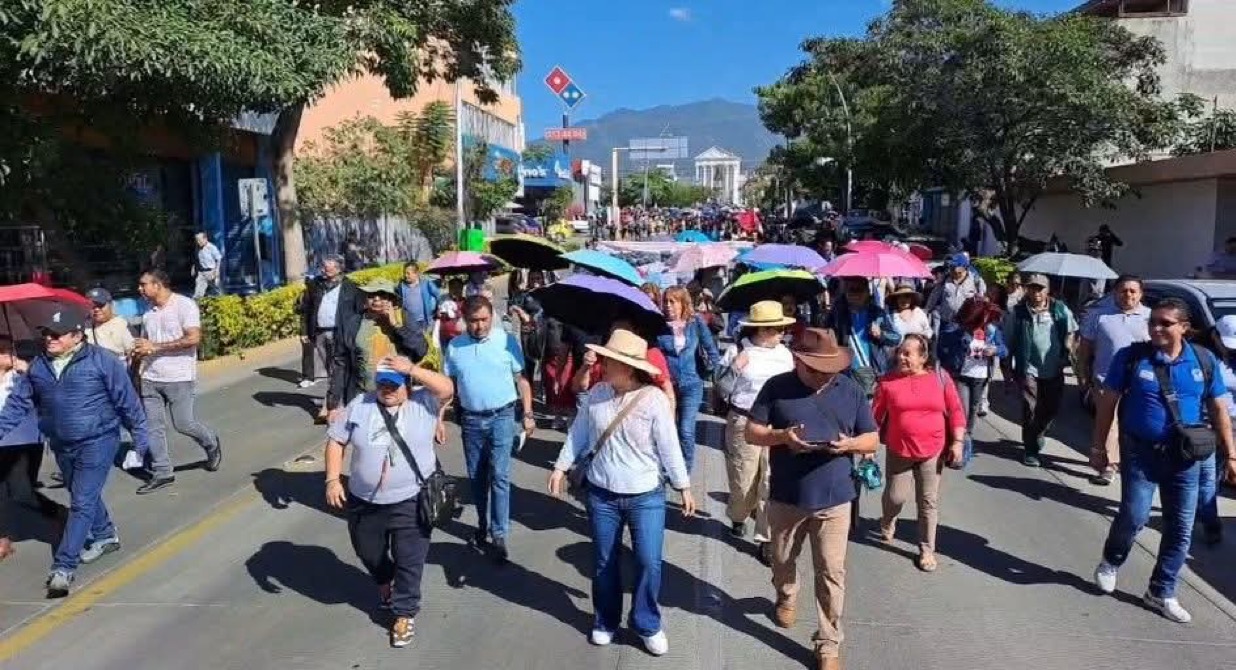 Sección 22 de la CNTE marcha en #Oaxaca a 19 años de la represión de 2006 y exige justicia