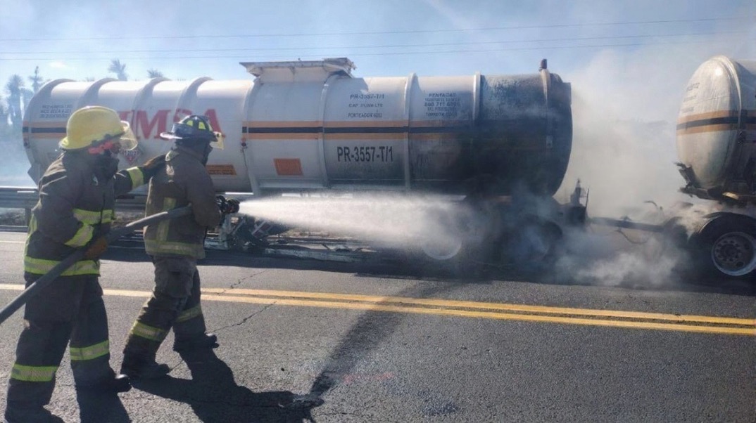 Se incendia pipa de diésel y paraliza supercarretera Oaxaca-Cuacnopalan, en kilómetro 31; no se reportan heridos Se incendia pipa de diésel y paraliza supercarretera Oaxaca-Cuacnopalan, en kilómetro 31; no se reportan heridos