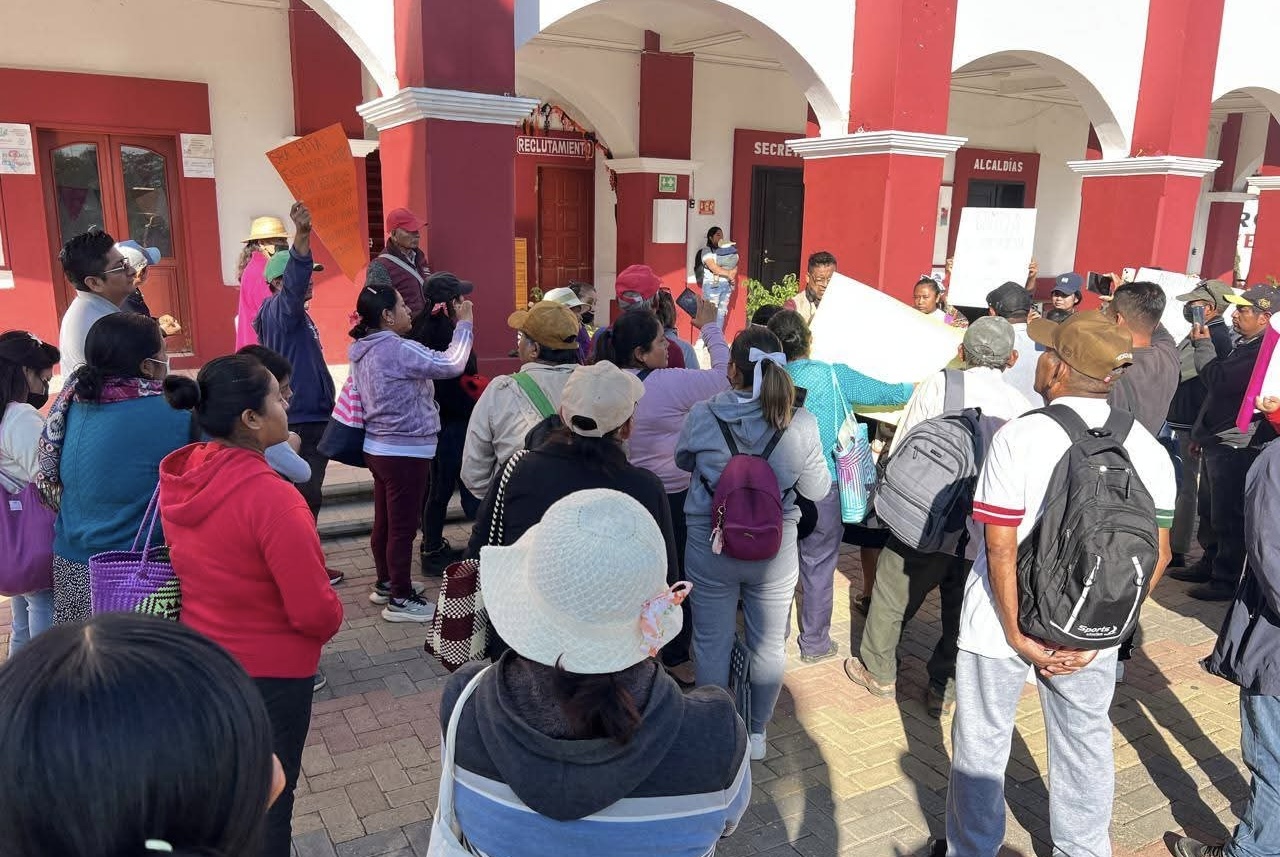 Habitantes de Cuilapam toman palacio municipal y exigen obras públicas ante falta de atención de la presidenta Mayra Silva Habitantes de Cuilapam toman palacio municipal y exigen obras públicas ante falta de atención de la presidenta Mayra Silva