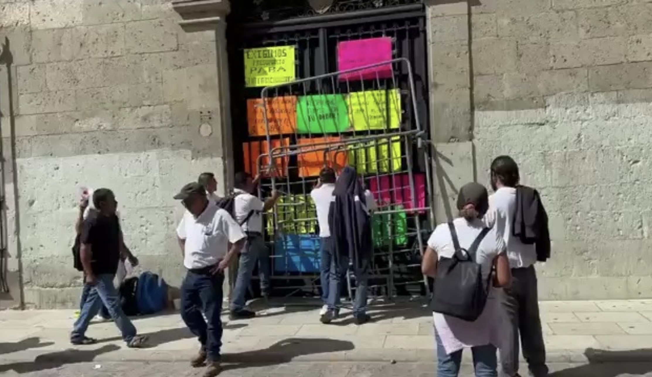 Trabajadores del IEBO cierran Palacio de Gobierno en Oaxaca tras violenta protesta por despidos