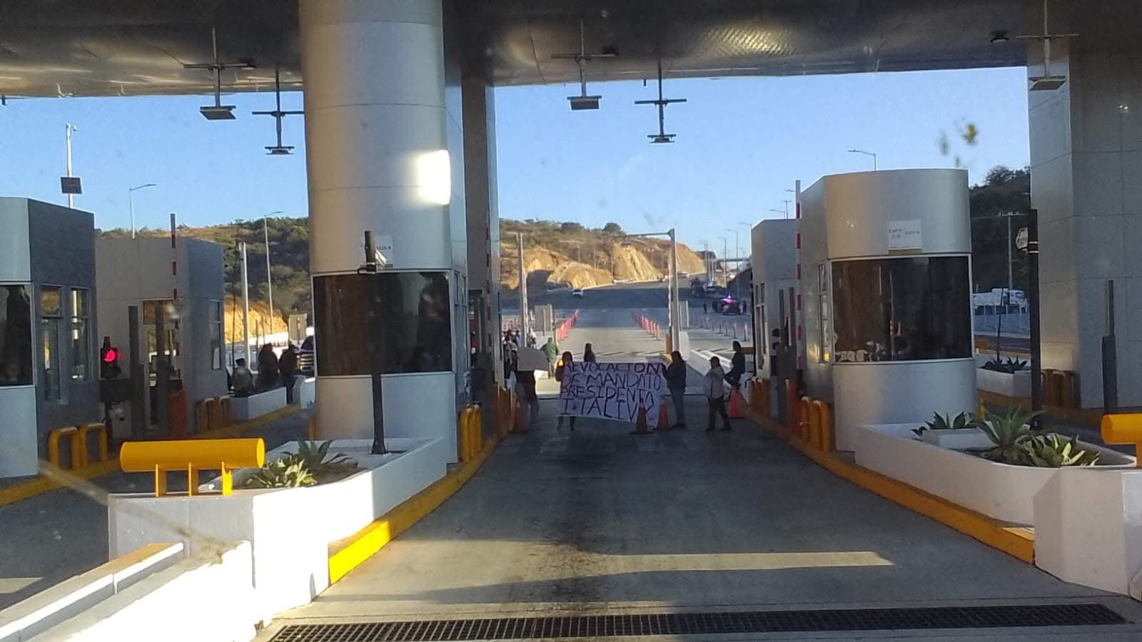 Habitantes de San Agustín Amatengo protestan contra alcaldesa y bloquean carretera Oaxaca-Puerto Escondido