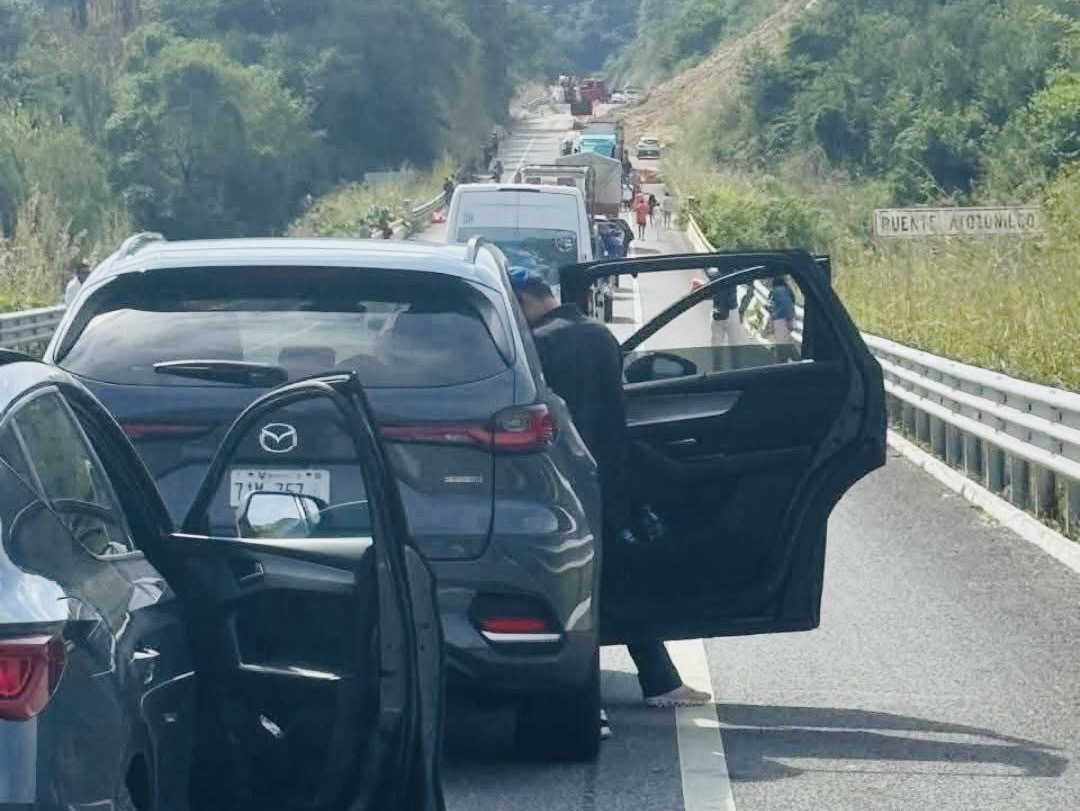 Bloquean supercarretera a la Costa debido a que Capufe rechaza pagar gastos médicos de heridos en accidente