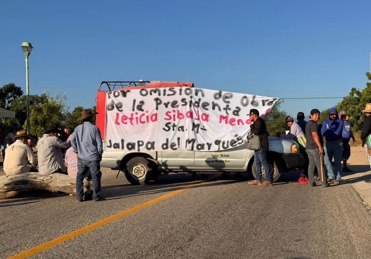 Pobladores de Llano Grande bloquean Panamericana 190 exigiendo obras prometidas por alcaldesa de Jalapa del Marqués, #Oaxaca