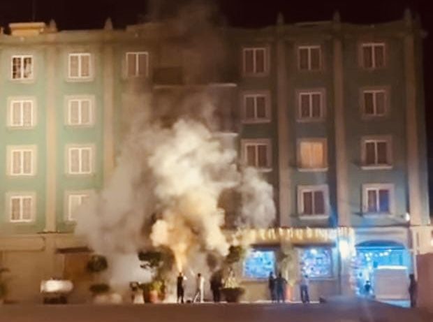 Incendio en local con adornos navideños consume fachada del Hotel Marqués del Valle, en el Zócalo de #Oaxaca