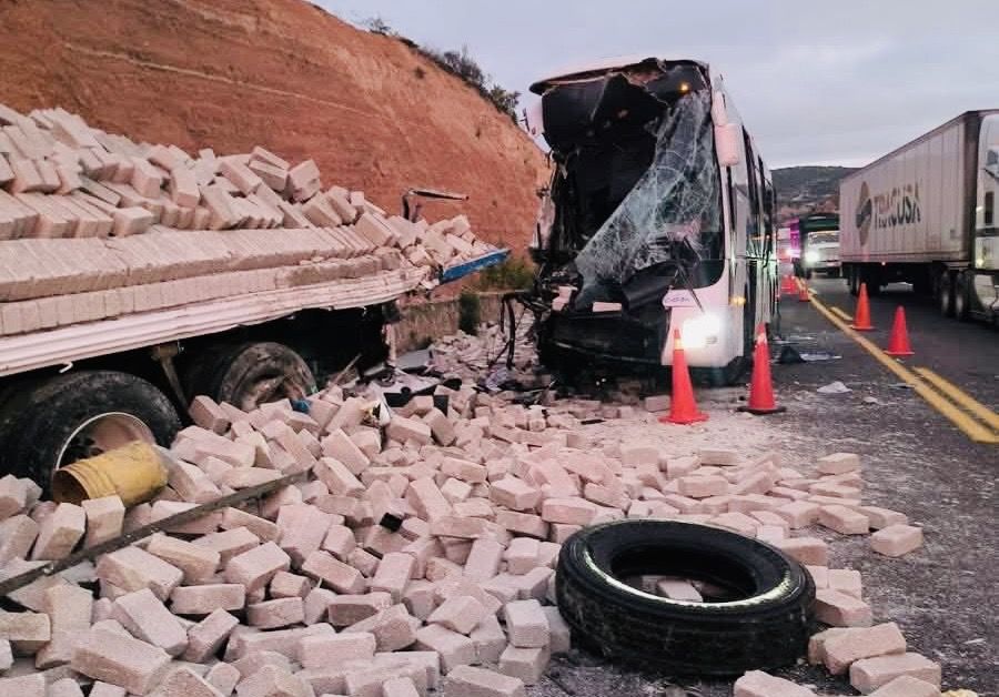 Sube a tres la cifra de muertes tras choque de autobús y camión ladrillero en la carretera de cuota a México