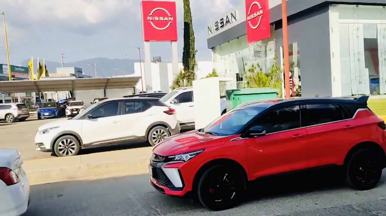 Sujetos que viajaban en taxis amarillos asaltan la agencia Nissan de Plaza del Valle, en #Oaxaca capital; roban más de un millón de pesos Sujetos que viajaban en taxis amarillos asaltan la agencia Nissan de Plaza del Valle, en #Oaxaca capital; roban más de un millón de pesos