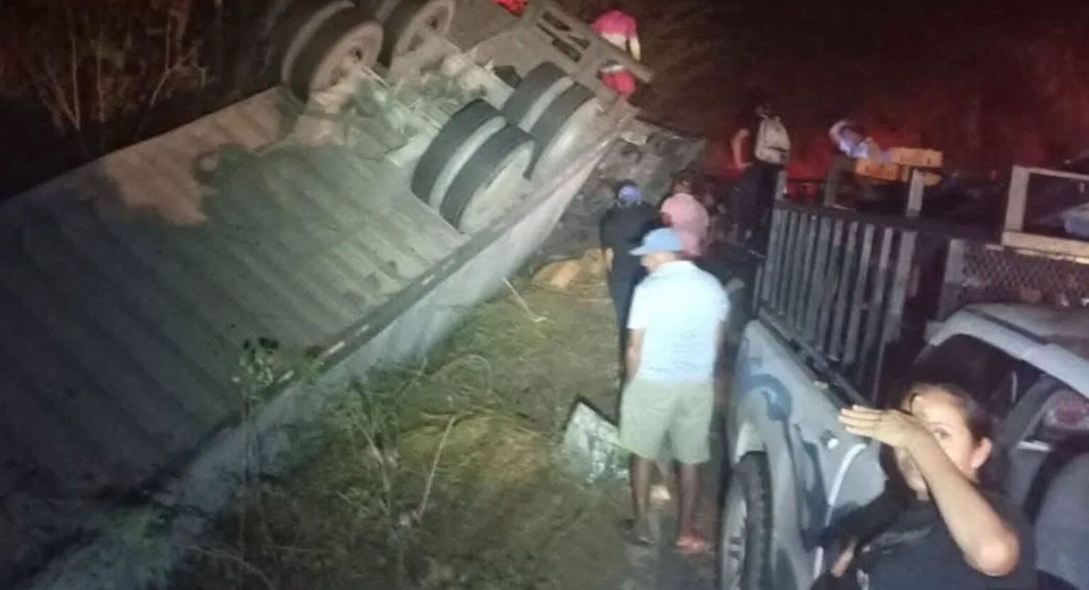 Nuevo acto de rapiña en Oaxaca tras volcadura de tráiler en carretera Salina Cruz-Huatulco