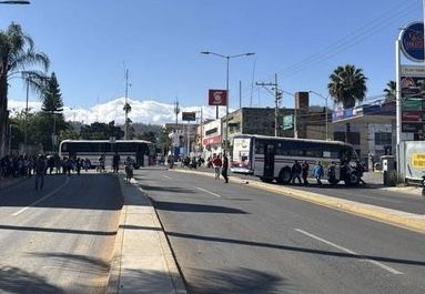 Trabajadores del PAAE bloquean el crucero del estadio de béisbol, en Oaxaca capital; demandan pagos pendientes