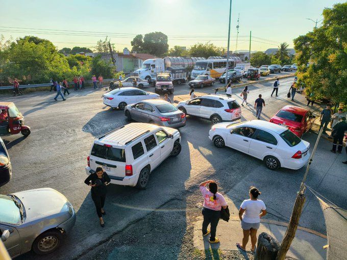 Bloquean carretera Tehuantepec-Salina Cruz por falta de energía eléctrica en colonias del Istmo Bloquean carretera Tehuantepec-Salina Cruz por falta de energía eléctrica en colonias del Istmo
