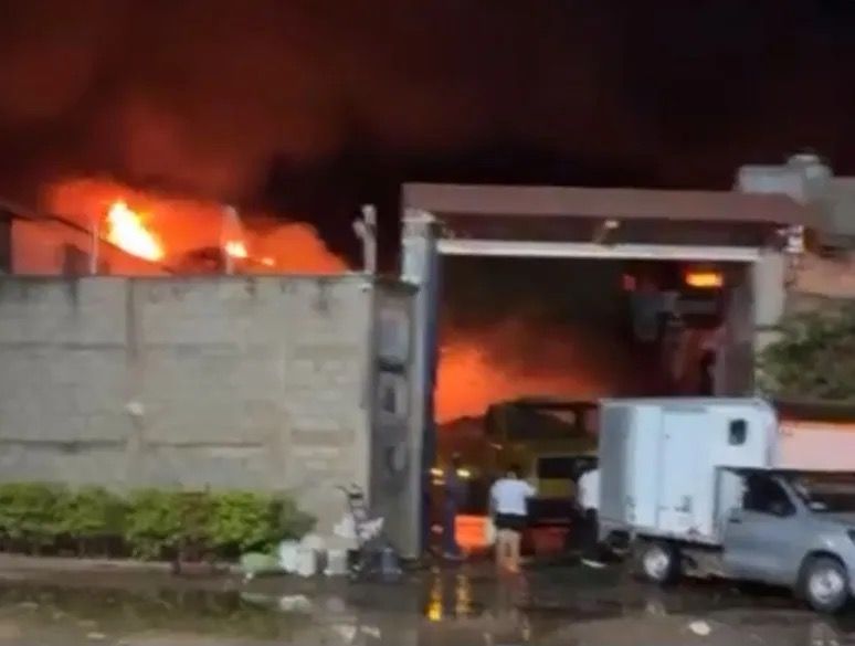 Incendio consume bodega de plásticos en Tehuantepec, Oaxaca; sospechan de un corto circuito