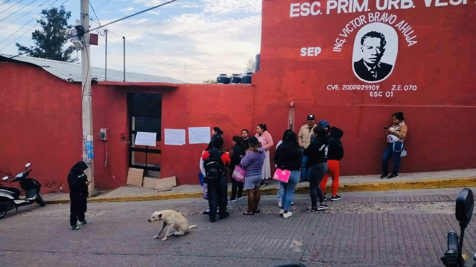 Protesta en primaria de Oaxaca: padres exigen solución a bullying y rezago académico